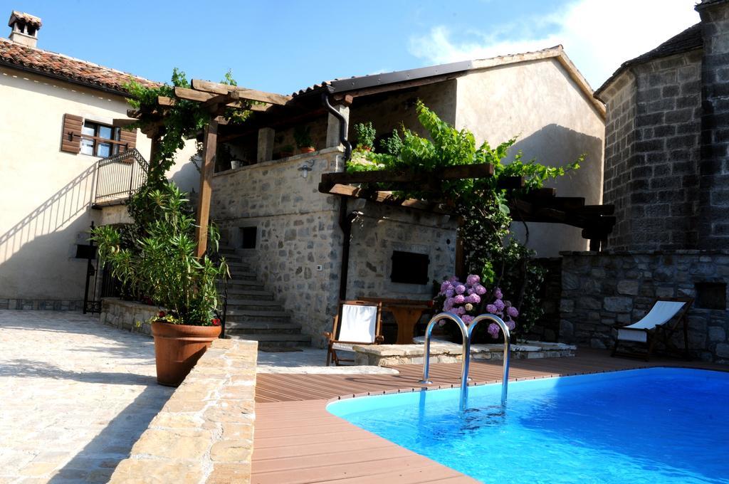 Holiday Homes Poli Svetega Antona Gracisce Luaran gambar
