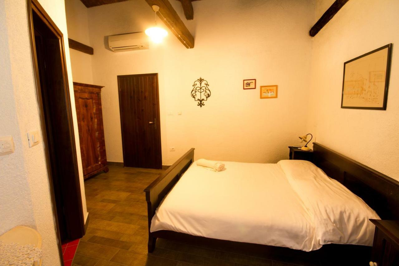 Holiday Homes Poli Svetega Antona Gracisce Luaran gambar